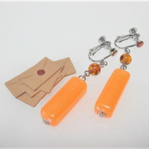 BB8313 オレンジカラーのイヤリング　