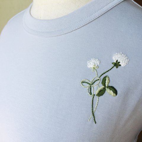 クローバーの刺繍Tシャツ