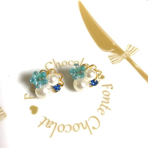 青いお花のビジューピアス