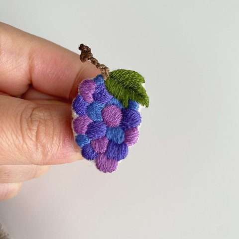 ブドウ 刺繍ブローチ