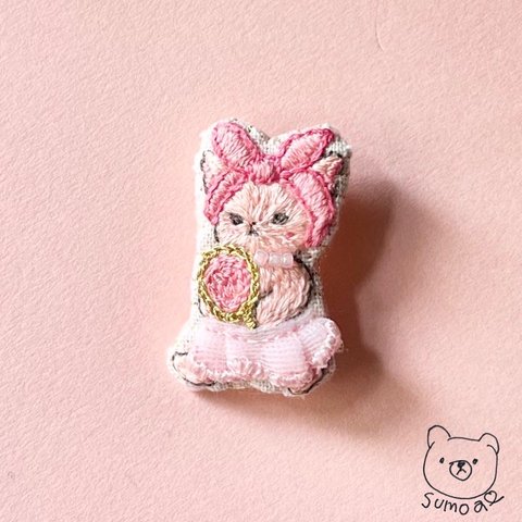 【再販】おめかし子猫＊刺繍ブローチ