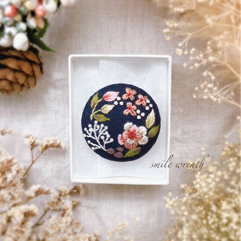 【バラの刺繡ブローチ紺】母の日の贈り物やご自分用に。オイルパステルで描いた手作りのカード付き。刺繍をいつもそばに。