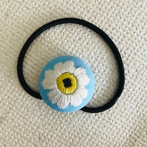 刺繍　お花　くるみボタン　ヘアゴム　小　水色