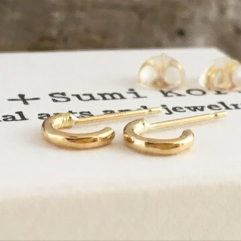 K18◇鎚目のついた小さなフープピアス◇k18 gold Foop Studs