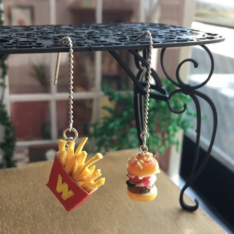 アメリカンピアスのハンバーガーとポテト　ピアス