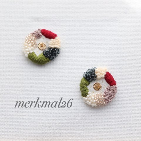 刺繍　イヤリング　丸　ビーズ　ピアス　スパンコール　花　いってんもの　一点物　個性的　個性　個性派　唯一無二　フレンチシック　カラフル　モチーフ　赤　古着　古着系　ギフト　カーキ　ヴィンテージライク