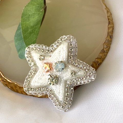 送料無料⭐️ 星　キラキラ　ビーズ刺繍　ブローチ