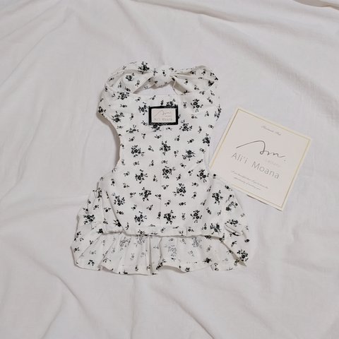 【monotone flower coolbustier】モノトーン　花柄　クールビスチェ　フレンチブル　パグ　クールエプロン　リボンエプロン　クールベスト　犬服　アリーモアナ　ドッグウェア