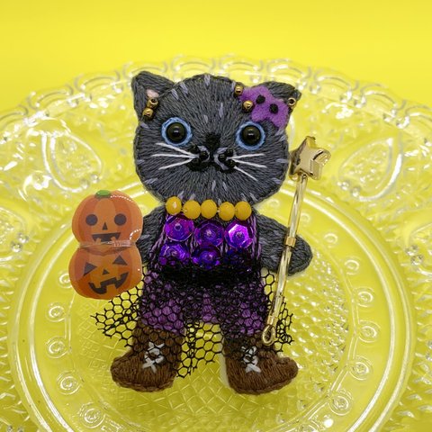 ハロウィンスタイル黒猫ちゃん の手刺繍ブローチ