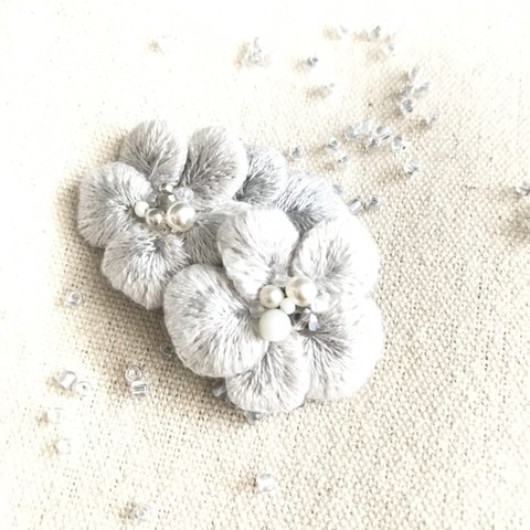 🤍白い花2つのブローチ🤍
