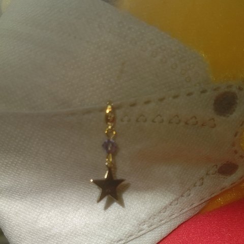キラキラ紫のソロバンビーズと星のマスクチャーム