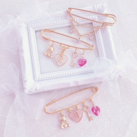 再販２♡イニシャル Girly broach ♡*＊スワロフスキー使用♡