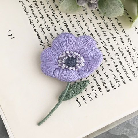 ［受注制作］アネモネの刺繍ブローチb＊うすむらさき