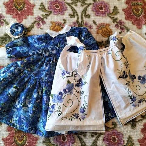 ドール背丈６５～６８ｃｍ用　ブルーのバラ柄ドレスと刺繍エプロンセット