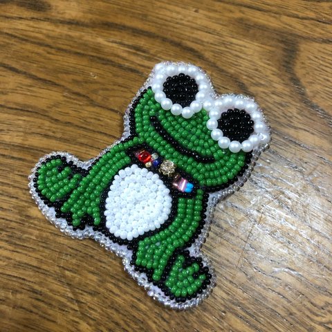 ビーズ 刺繍ブローチ　サングラスかえる　グリーン