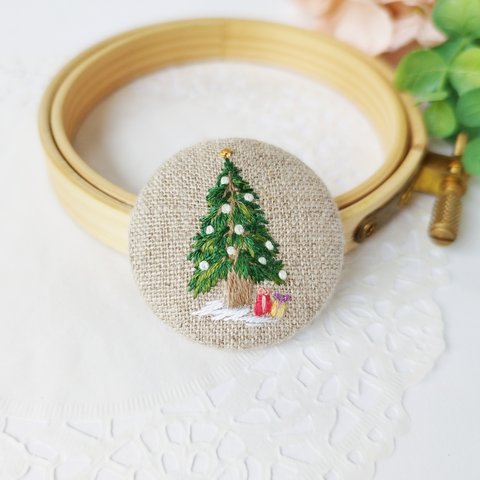 【 ブローチ 】刺繍 くるみボタン クリスマス( 3.8cm )