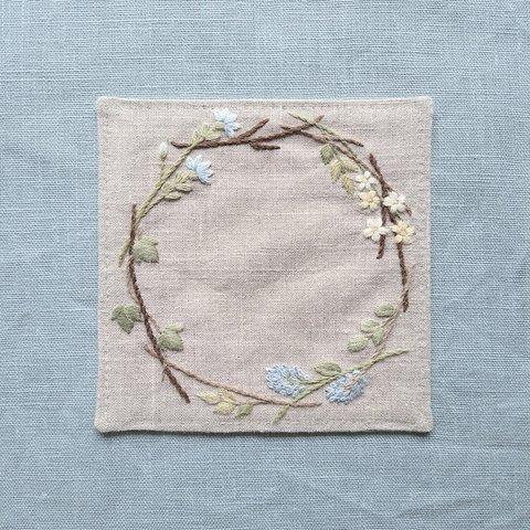 手刺繍コースター 草花のリース