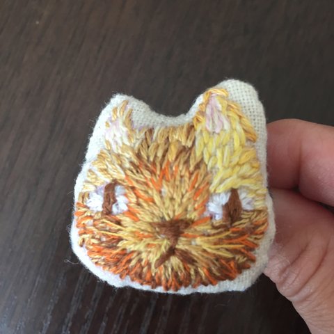 サビ猫の刺繍ブローチ 