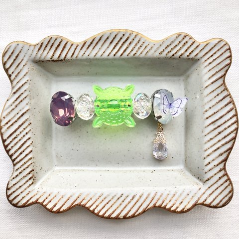 レトロな花はじきと蝶々のバレッタ　レトロ　アクセサリー　昭和レトロ　レトロ　レトロポップ　ファンシー　大ぶり　