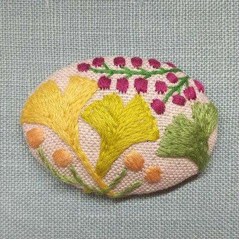 銀杏の葉と木の実の刺繍ブローチ【botanical】No.228