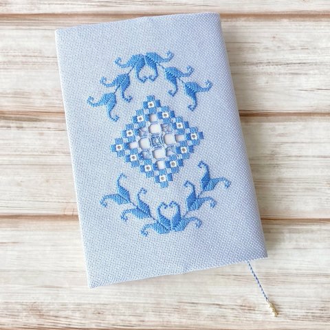 ハーダンガー刺繍のブックカバー③ブルー（文庫本）