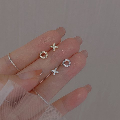 ミニピアス/ノンホールピアス　左右非対称　マルバツ　小ぶり　小さい　新作　普段使い　セカンドピアス　軟骨ピアス