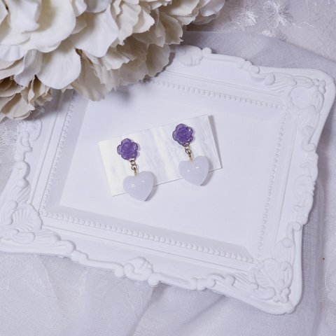 薔薇とハートのゆらゆら揺れるイヤーアクセサリー(purple×White