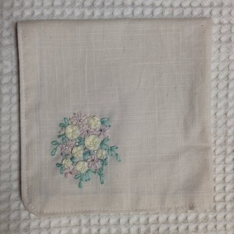 【再販＊受注製作】 コットンの刺繍ハンカチ☆薔薇のブーケ