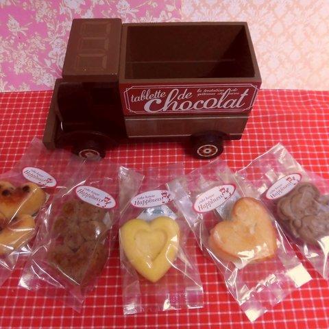 木製チョコトラックにハートの焼き菓子５種類詰め合わせ♪(*^▽^*)