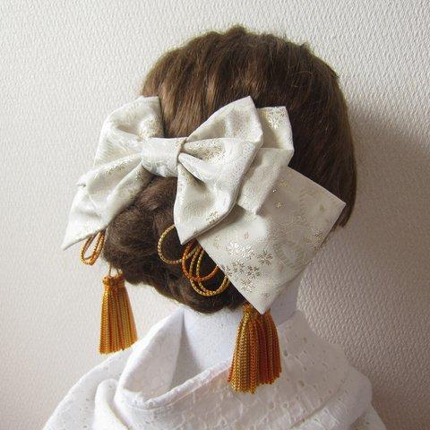 髪飾り　リボン✿金襴 桜　白　ウエディング　成人式　卒業式　結婚式   着物　袴　振袖   