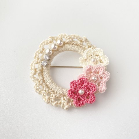 手編み花モチーフとパールのリースブローチ《白×桜×桃》