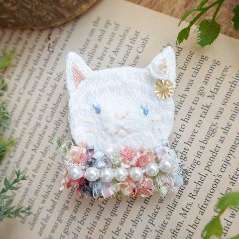 動物刺繍ブローチ＊白猫フェイス