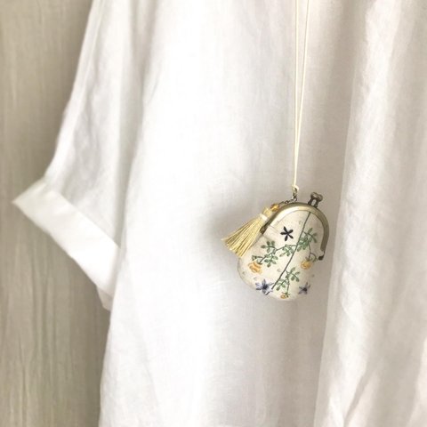 バラとクレマチス刺繍の小さながま口/黄