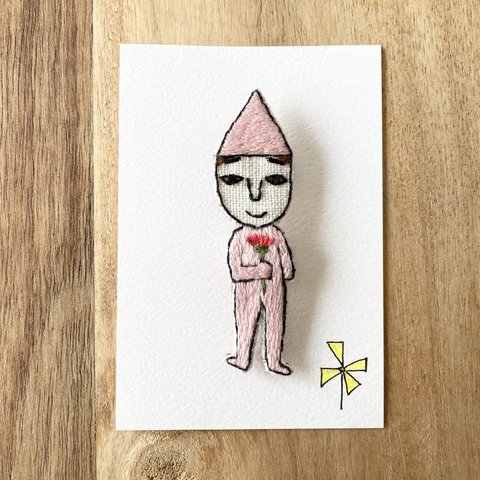 刺繍ブローチ　カーネーションを持ったピンクの小人　母の日