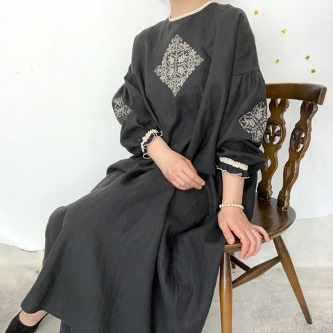 [ Ladies ] ソロチカ刺繍のリネンギャザーワンピース -black-