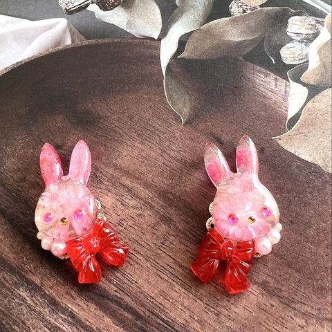 ピンクフラワーウサギとリボンの耳飾り イヤリング・ピアス