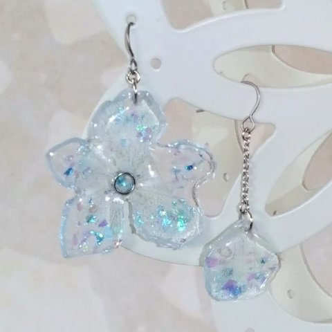 紫陽花押し花チタンピアス　ブルーシェル