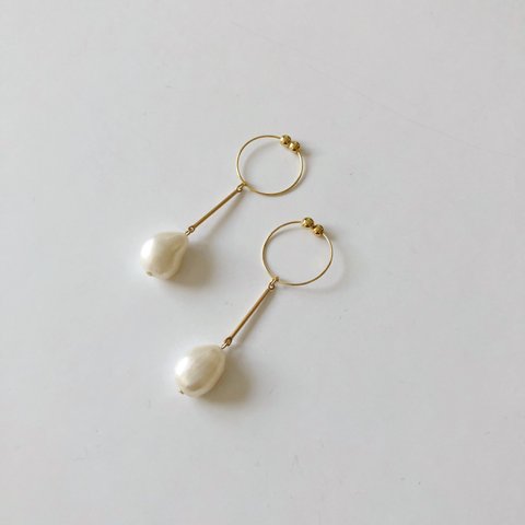 淡水真珠：baroque pearl hoop earring
