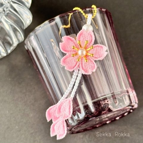 つまみ細工　花びら揺れる桜のチャーム【 桜色 下がり花びらタイプ 】　チャーム　キーホルダー　ストラップ