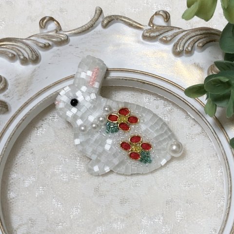 No.3❤️椿のうさぎブローチ❤️うさぎストラップ　ビーズ刺繍