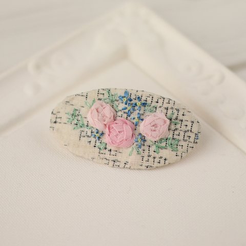 　紬生地に薔薇の刺繍　正絹生地のバレッタ 　着物や浴衣・カジュアルにも