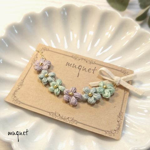 刺繍糸の小さなお花のネックレス