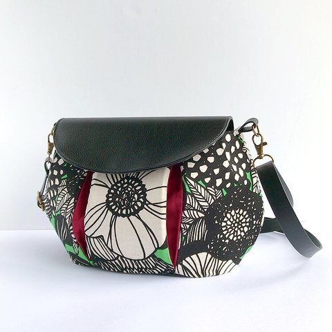 レトロモダンなバルーン型ショルダーバッグModern flower pattern shoulder bag