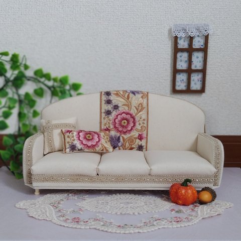 【送料込】インド刺繍と生成りのミニチュアソファー(大)