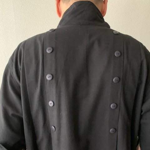 イタリアンカラーで前部分はシンプル、背中ボタンと裾タックで後ろ部分を遊んでる前開き手織り綿メンズブラウス　黒無地