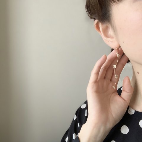 Blooming Petit Flower Pierced Earrings / SNOW