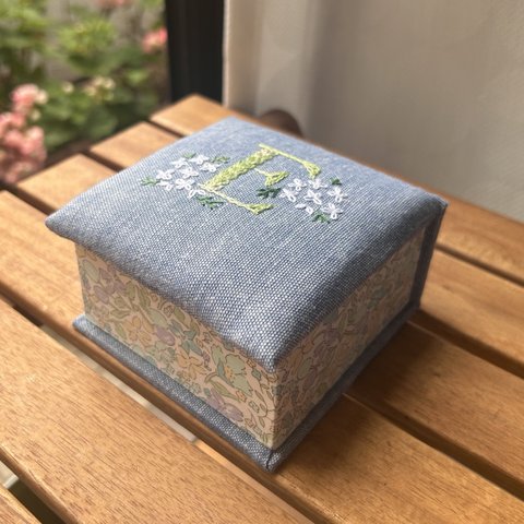 イニシャル手刺繍入りのBOX『Ｅ』