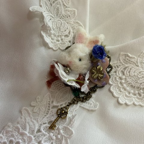 RABBIT BROOCH 🌸、(*´ー｀*)💦