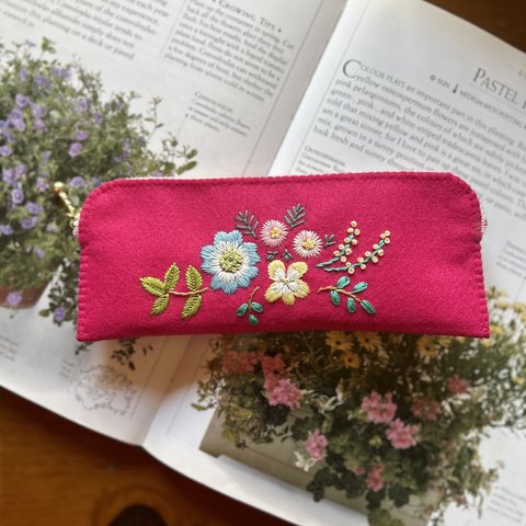 💐お花の刺繍のペンケース💐