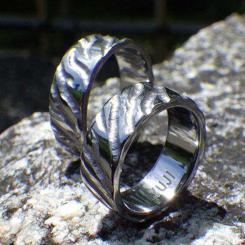 【金属アレルギー対応】 ゼブラ柄の彫りを入れたタンタルの結婚指輪